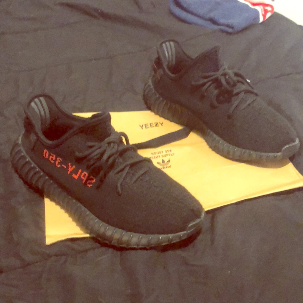 Yeezy adidas boost 350 black on black w/red 350